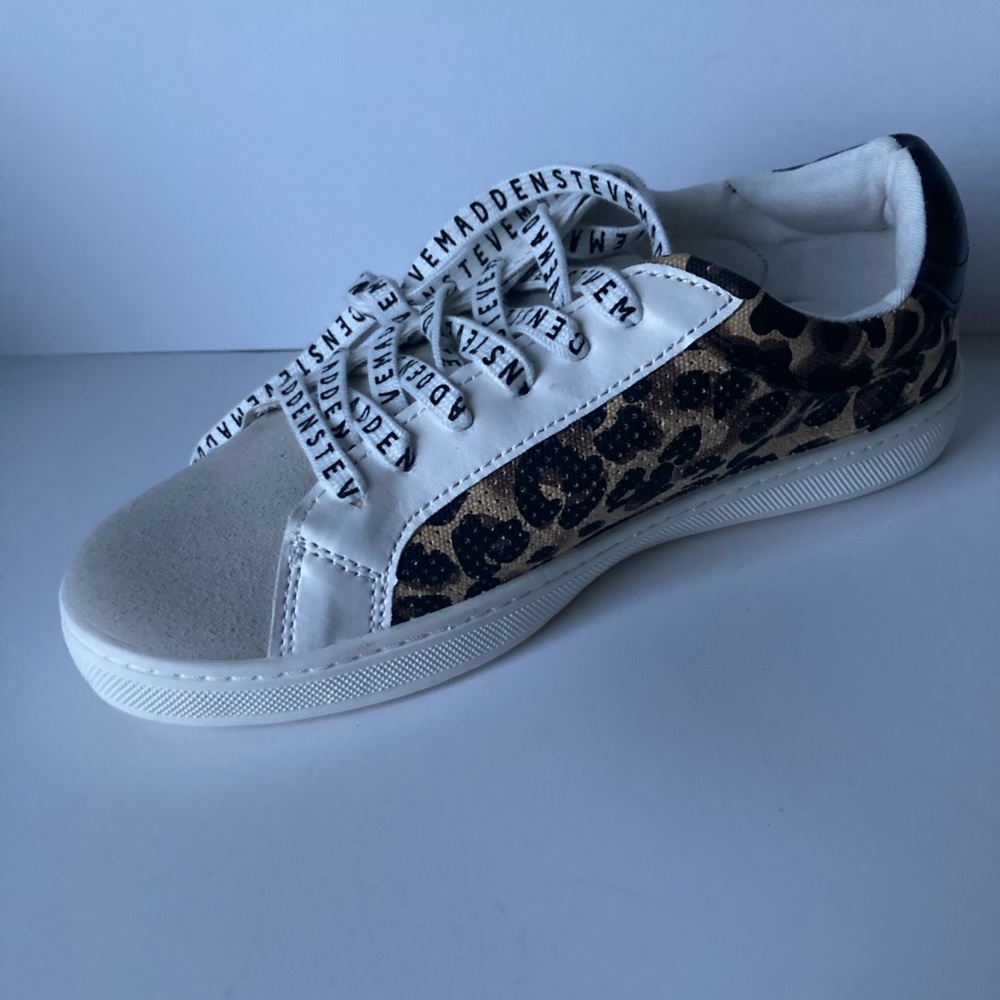 Women’s size 7 Steve Madden sneakers